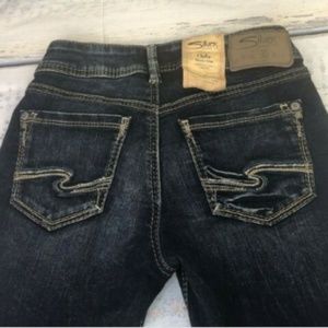 Silver Suki  Dark Wash Curvy Skinny Crop 25